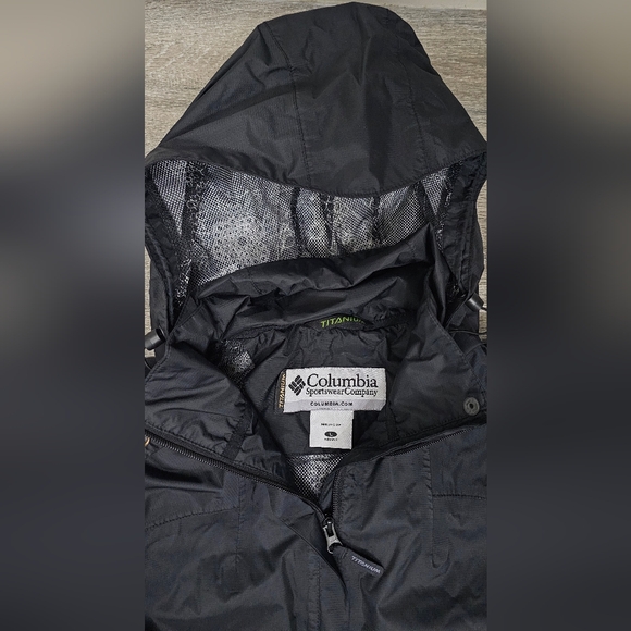 Columbia Women's Black Omni-Tek Titanium Waterproof Jacket-Size Large - Picture 3 of 7